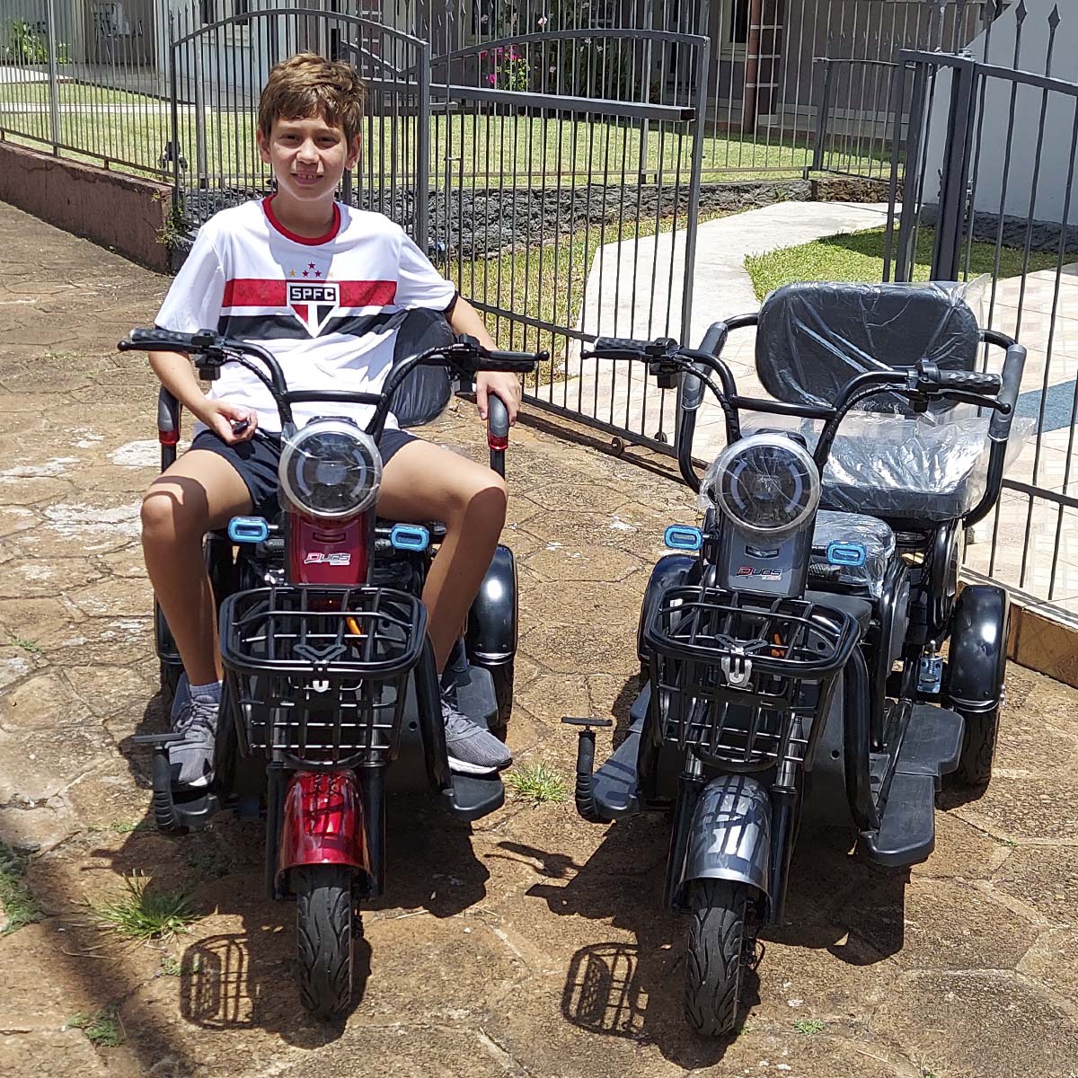 Triciclo Elétrico Duos Zube-350 500W Cinza Três Assentos