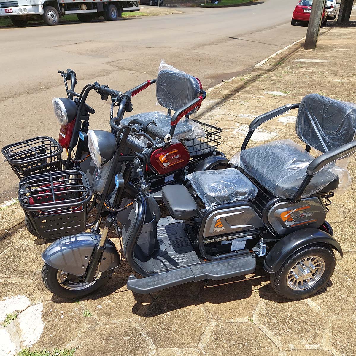 Triciclo Elétrico Duos Zube-350 500W Vermelho Três Assentos